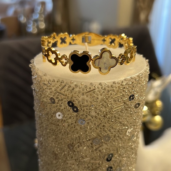 Boutique Brand Jewelry - White and Black Gold 14K Goldplated & Cubic Zirconite Clover Bangle Bracelet